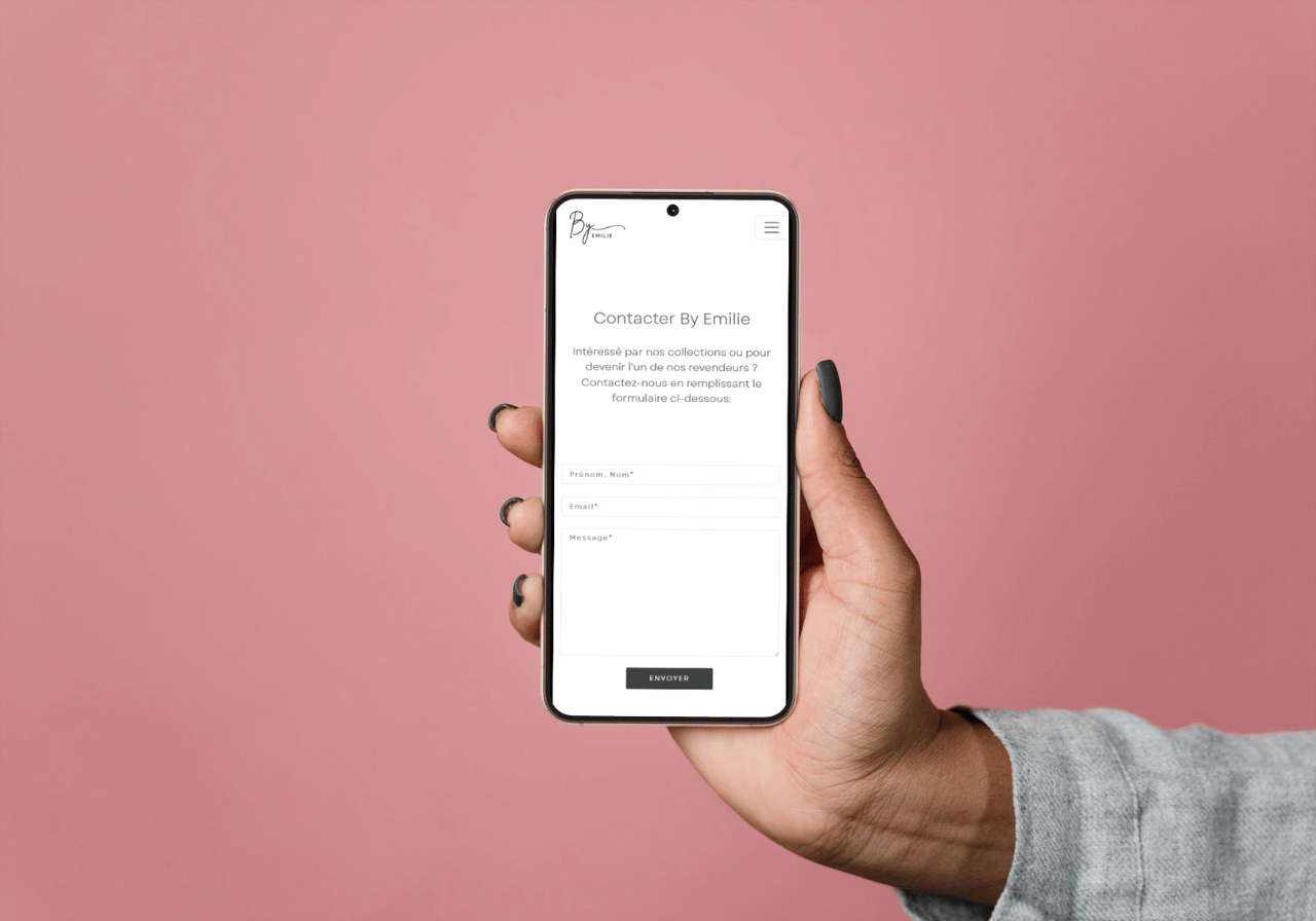 Formulaire de contact sur un un téléphone mobile