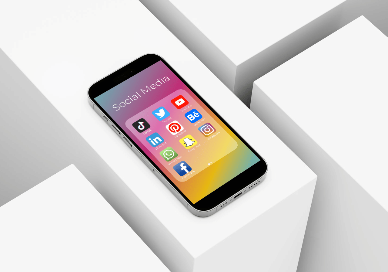 Téléphone mobile avec des icônes de réseaux sociaux